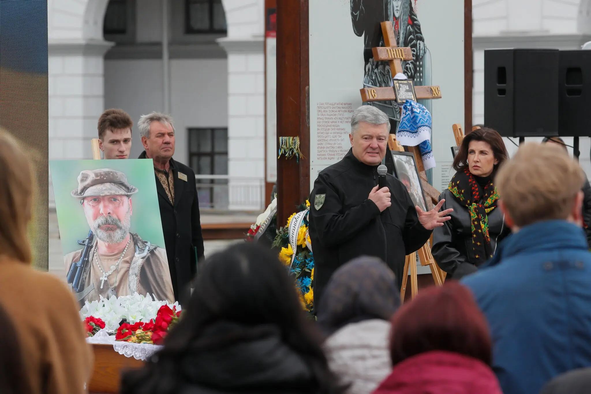 Колишній президент Петро Порошенко на похоронах військовослужбовця у 2023 році. Він звернувся до членів команди пана Трампа.